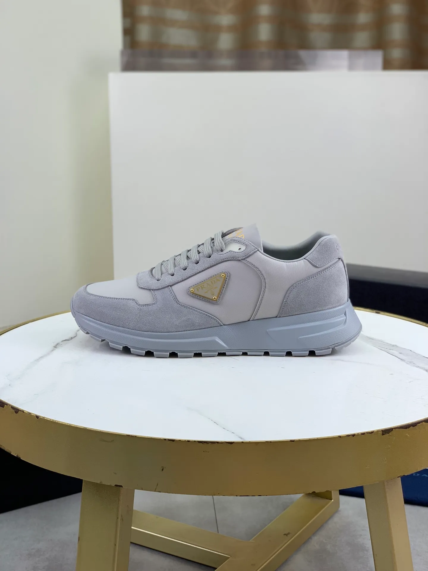 Factory price P680, top version, original order PRADA Prada's new casual sports shoes, original purchase, development and production, Prada men's classic series, technical breathable fabrics with cowhide, casual sports shoes, casual shoes, sports dad shoes, combined with high-tech breathable materials and cowhide, P's exclusive button decoration on the side. The outsole is full of P italic design and bright colors to show vitality and continue the brand design inspiration. Stroll around the city lightly and feel free and comfortable. Exquisite packaging at the delivery counter 🛍📦 ▪️Fabric: Original customized pebbled calfskin ▪️Inner lining: cowhide lining ➕cowhide feet ▪️Outsole: molded and evacuated PU+TPU material ▪️Sole thickness: 3.5CM ▪️Size: Men's 39-45 (38 46 can be customized) 3️⃣ colors available